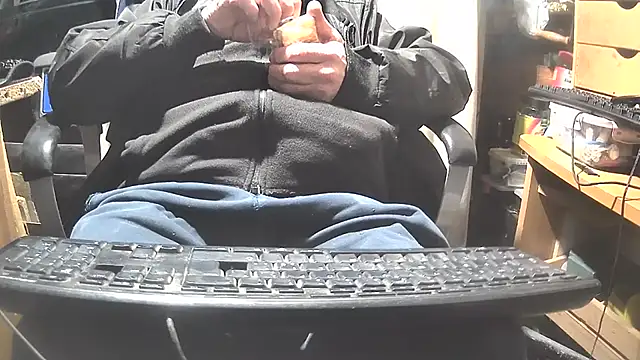 Snapshot of nonnomaturobisex chatting on 03/07/25, 04:00 nonnomaturobisex online show from 03/07/25, 04:00