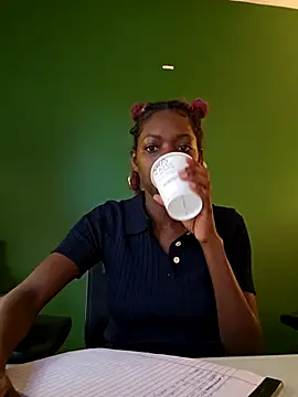 Snapshot of oliviaprettypussy chatting on 03/18/26, 02:31 oliviaprettypussy online show from 03/18/26, 02:31