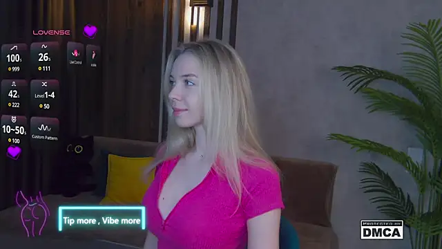 Snapshot of Holl1Would chatting on 03/06/25, 03:35 Holl1Would online show from 03/06/25, 03:35