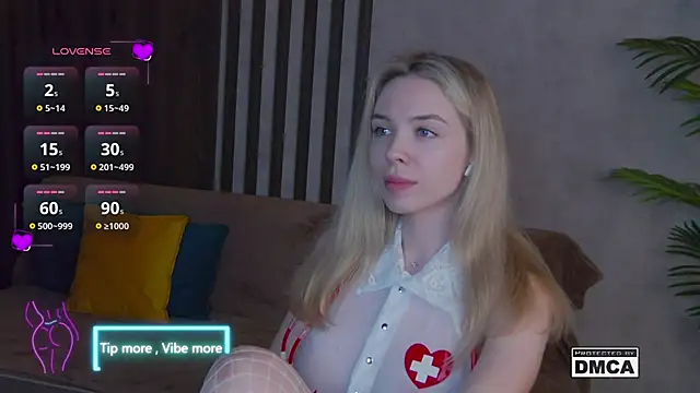 Snapshot of Holl1Would chatting on 03/14/25, 06:53 Holl1Would online show from 03/14/25, 06:53