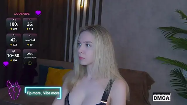 Snapshot of Holl1Would chatting on 03/22/25, 07:20 Holl1Would online show from 03/22/25, 07:20