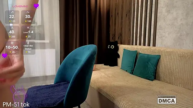 Snapshot of Holl1Would chatting on 03/25/26, 07:03 Holl1Would online show from 03/25/26, 07:03