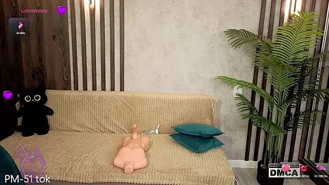 Snapshot of Holl1Would chatting on 03/31/26, 07:42 Holl1Would online show from 03/31/26, 07:42