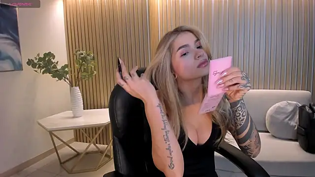 Snapshot of LexieWayne chatting on 03/26/26, 09:31 LexieWayne online show from 03/26/26, 09:31