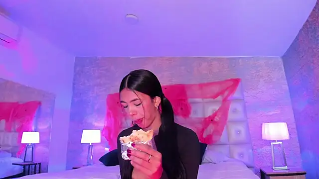 Snapshot of AntonellaRossi chatting on 10/08/25, 01:53 AntonellaRossi online show from 10/08/25, 01:53