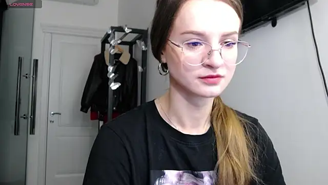 Snapshot of KateJonson chatting on 04/18/26, 07:56 KateJonson online show from 04/18/26, 07:56