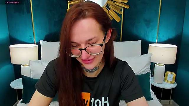 Snapshot of SarahLust chatting on 03/26/26, 06:19 SarahLust online show from 03/26/26, 06:19