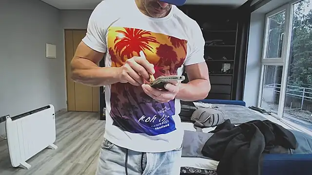 samricci21 online show from 12/14/25, 04:23