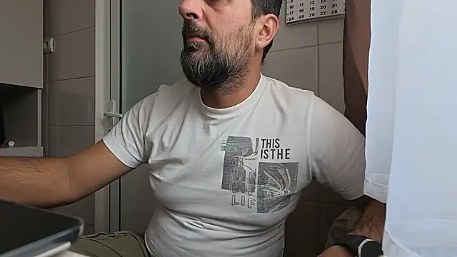 Snapshot of TigerOne19 chatting on 11/06/25, 10:38 TigerOne19 online show from 11/06/25, 10:38