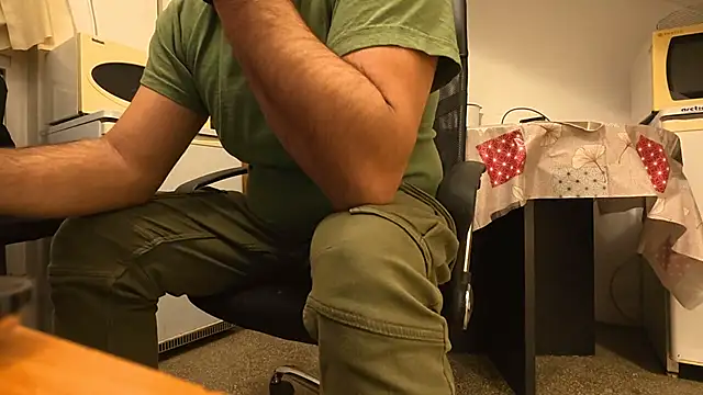 Snapshot of TigerOne19 chatting on 11/19/25, 05:13 TigerOne19 online show from 11/19/25, 05:13