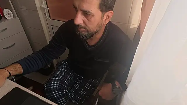 Snapshot of TigerOne19 chatting on 11/21/25, 08:35 TigerOne19 online show from 11/21/25, 08:35