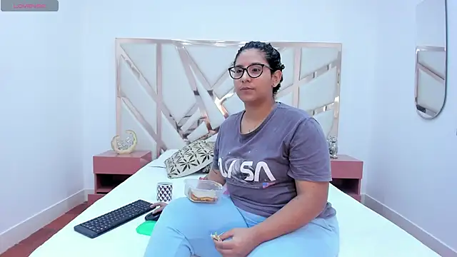 DanielleEvans  online show from 02/25/25, 11:41