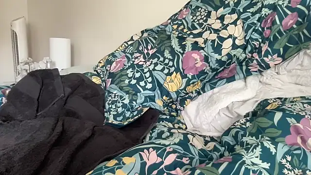 Snapshot of waveonce- chatting on 04/20/26, 01:47 waveonce- online show from 04/20/26, 01:47