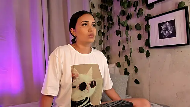 aisha es online show from 02/18/25, 09:42