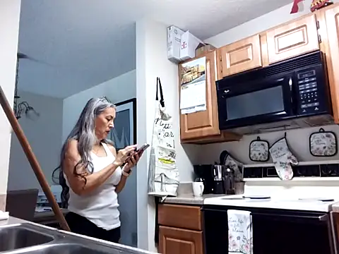 EvaRobinson online show from 03/06/25, 08:05