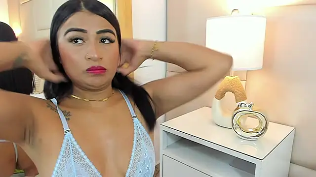 Snapshot of AntoniaRoss_ chatting on 11/14/25, 12:59 AntoniaRoss online show from 11/14/25, 12:59