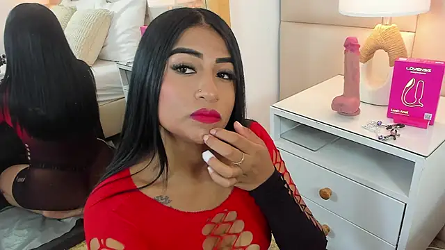 Snapshot of AntoniaRoss_ chatting on 04/14/26, 12:44 AntoniaRoss online show from 04/14/26, 12:44