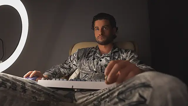 Keen   Luckystrike online show from 03/04/25, 10:05