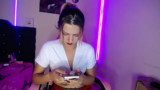 Snapshot of yuliana_19 chatting on 10/18/25, 02:40 yuliana 19 online show from 10/18/25, 02:40