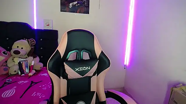 Snapshot of yuliana_19 chatting on 10/22/25, 10:48 yuliana 19 online show from 10/22/25, 10:48