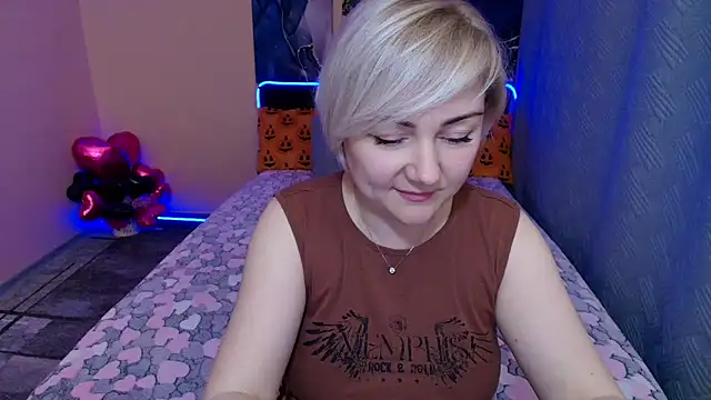 Snapshot of BlondPearl chatting on 11/01/25, 08:33 BlondPearl online show from 11/01/25, 08:33