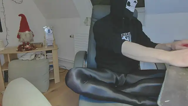 Snapshot of Nyl0nnickb0y chatting on 01/11/26, 07:30 Nyl0nnickb0y online show from 01/11/26, 07:30