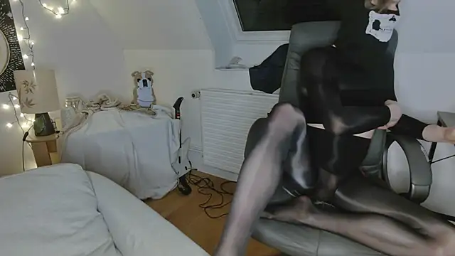 Snapshot of Nyl0nnickb0y chatting on 03/18/26, 09:18 Nyl0nnickb0y online show from 03/18/26, 09:18