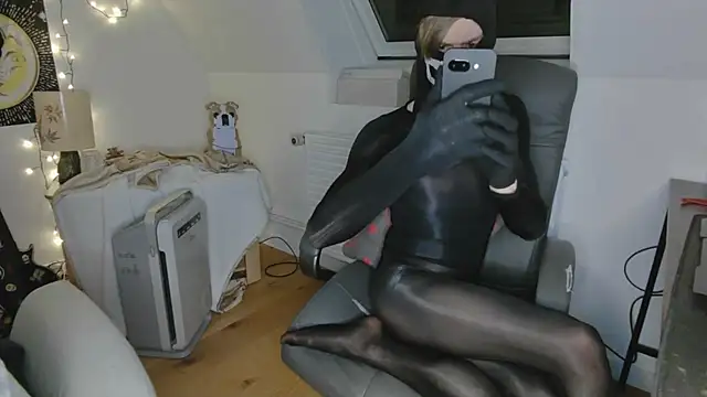 Snapshot of Nyl0nnickb0y chatting on 04/09/26, 09:20 Nyl0nnickb0y online show from 04/09/26, 09:20