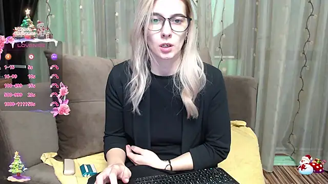 Snapshot of lovingfeetheels chatting on 12/30/24, 06:53 lovingfeetheels online show from 12/30/24, 06:53