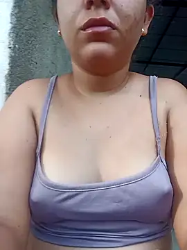 Snapshot of ValeriaSantos- chatting on 01/04/25, 12:27 ValeriaSantos- online show from 01/04/25, 12:27