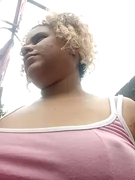 Snapshot of ValeriaSantos- chatting on 01/05/25, 03:13 ValeriaSantos- online show from 01/05/25, 03:13