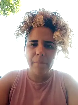 Snapshot of ValeriaSantos- chatting on 01/07/25, 01:03 ValeriaSantos- online show from 01/07/25, 01:03