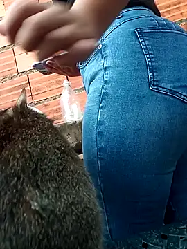 Snapshot of ValeriaSantos- chatting on 02/11/25, 12:05 ValeriaSantos- online show from 02/11/25, 12:05