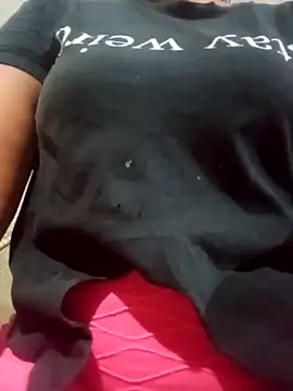 Snapshot of ValeriaSantos- chatting on 02/20/25, 03:12 ValeriaSantos- online show from 02/20/25, 03:12