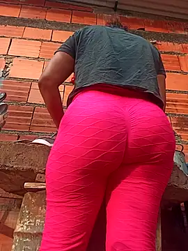 Snapshot of ValeriaSantos- chatting on 02/20/25, 12:15 ValeriaSantos- online show from 02/20/25, 12:15