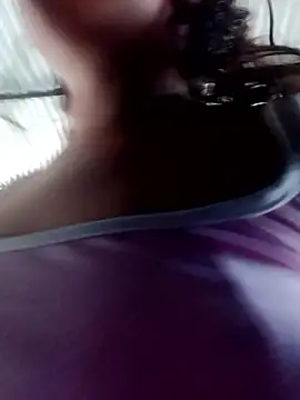 Snapshot of ValeriaSantos- chatting on 03/01/25, 07:04 ValeriaSantos- online show from 03/01/25, 07:04