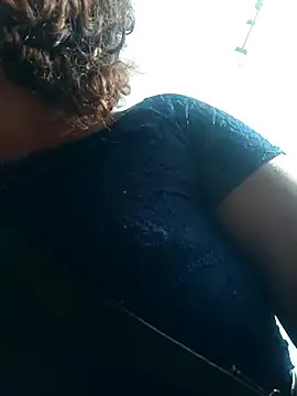 Snapshot of ValeriaSantos- chatting on 03/20/25, 07:04 ValeriaSantos- online show from 03/20/25, 07:04