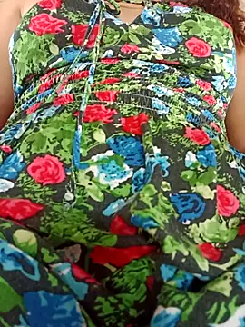 Snapshot of ValeriaSantos- chatting on 09/18/25, 12:29 ValeriaSantos- online show from 09/18/25, 12:29