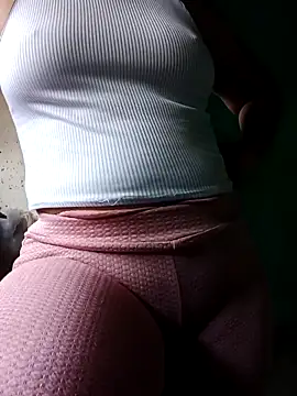 Snapshot of ValeriaSantos- chatting on 10/09/25, 04:38 ValeriaSantos- online show from 10/09/25, 04:38