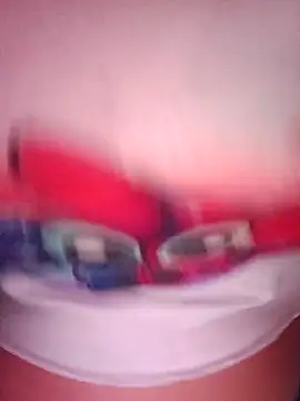 Snapshot of ValeriaSantos- chatting on 10/10/25, 12:15 ValeriaSantos- online show from 10/10/25, 12:15