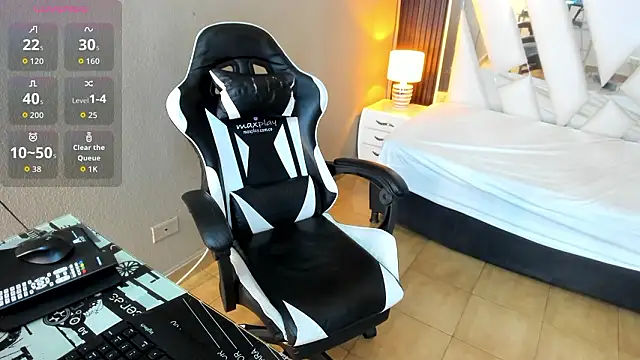 Snapshot of Linda4Petite chatting on 03/11/26, 06:03 Linda4Petite online show from 03/11/26, 06:03