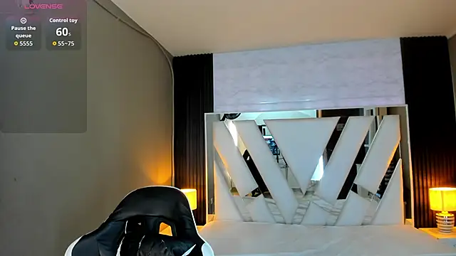 Snapshot of Linda4Petite chatting on 03/13/26, 06:14 Linda4Petite online show from 03/13/26, 06:14