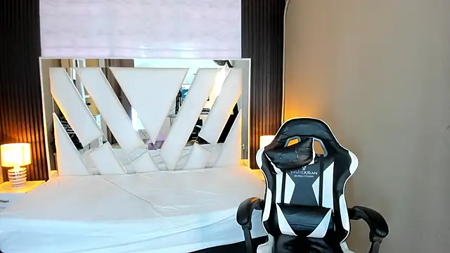 Snapshot of Linda4Petite chatting on 03/23/26, 06:45 Linda4Petite online show from 03/23/26, 06:45