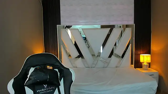 Snapshot of Linda4Petite chatting on 03/25/26, 06:14 Linda4Petite online show from 03/25/26, 06:14