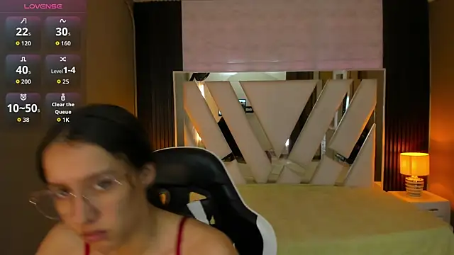 Snapshot of Linda4Petite chatting on 03/27/26, 06:29 Linda4Petite online show from 03/27/26, 06:29