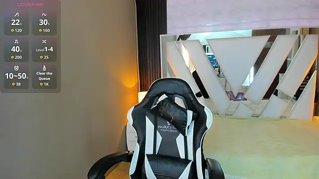 Snapshot of Linda4Petite chatting on 03/28/26, 06:29 Linda4Petite online show from 03/28/26, 06:29