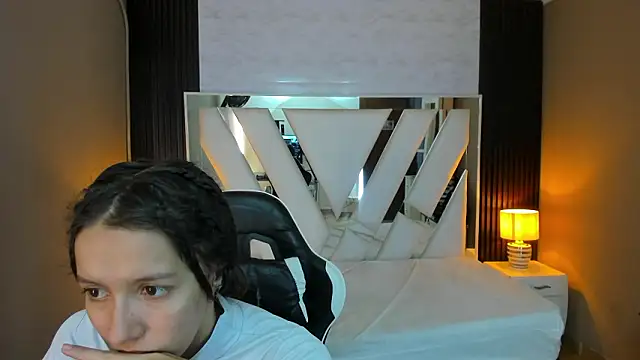 Snapshot of Linda4Petite chatting on 03/29/26, 01:33 Linda4Petite online show from 03/29/26, 01:33