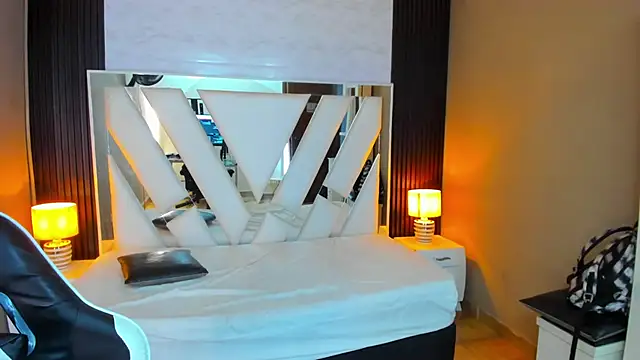 Snapshot of Linda4Petite chatting on 03/30/26, 06:42 Linda4Petite online show from 03/30/26, 06:42