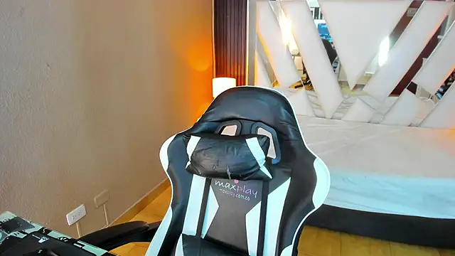 Snapshot of Linda4Petite chatting on 03/31/26, 06:30 Linda4Petite online show from 03/31/26, 06:30