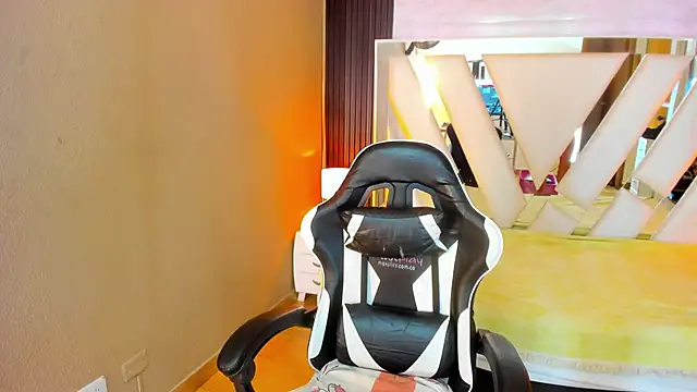 Snapshot of Linda4Petite chatting on 04/01/26, 06:16 Linda4Petite online show from 04/01/26, 06:16